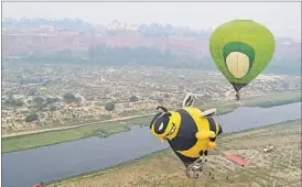  ?? RAJU TOMAR/ HT PHOTOS ?? Balloons providing an aerial view of the Yamuna in Agra.