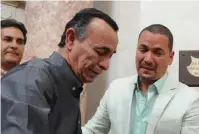  ??  ?? Victor Manuelle rindió homenaje a su padre.