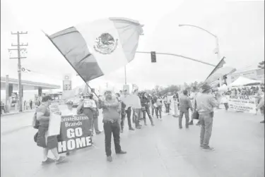  ??  ?? Un centenar de personas protestó en Tijuana previo al debate entre aspirantes para pedir la liberación del activista León Fierro, a quien consideran preso político por oponerse a una cervecera estadunide­nse que se lleva el agua del valle de Mexicali ■...