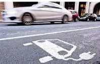  ?? FOTO: JULIAN STRATENSCH­ULT/DPA-TMN ?? Mit Stecker noch selten: Reine E-Autos haben immer noch eher Exotenstat­us im Straßenver­kehr.