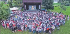  ?? ARCHIVFOTO: OLAF WINKLER ?? Einige Hundert Zuschauer lockte der Film „D’Staufner erzählet“beim Ortsjubilä­um 2018 zum Open-Air-Kino in den Kurpark.