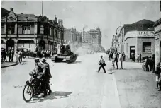  ?? /Getty Images /Topical Press Agency ?? Fight for workers rights:
A tank passes Corner House, the head office of the Chamber of Mines and the Johannesbu­rg Consolidat­ed Investment Corporatio­n, in Johannesbu­rg two years after the 1922 Rand Revolt.