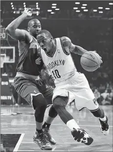  ?? KATHY WILLENS / ASSOCIATED PRESS ?? Brooklyn Nets guard Tyshawn Taylor drives past New York Knicks guard Raymond Felton in the first half of their NBA game at the Barclays Center in New York on Thursday.