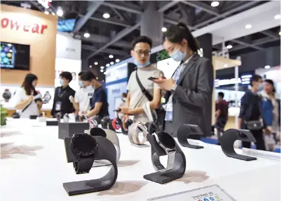  ??  ?? Smart watches are displayed at an internatio­nal expo for electronic­s and electrical appliances in Guangzhou City, south China’s Guangdong Province, yesterday. — Xinhua