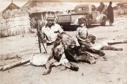  ??  ?? In questa immagine, Wilbur Smith a 8 anni con il padre Herbert, dopo che questi aveva ucciso tre leoni «mangia-uomini».