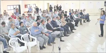  ??  ?? Presentaci­ón de los resultados del Análisis de Causa Raíz, como parte de la Plataforma de Carne Sustentabl­e Chaco, a cargo de Mónica Alonso (d).