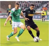  ?? DIRK PÄFFGEN
FOTO: ?? Borussias Kapitän Lars Stindl (rechts) behauptet im Spiel beim SV Werder Bremen gegen Niklas Moisander den Ball. Auch das gehört zu den Stärken des 30-Jährigen.