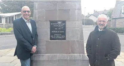  ??  ?? Bryan Davies and Steve Nicoll at the Watson-Watt statue in St Ninian’s Square, Brechin.