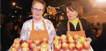  ?? FOTO: MISERIUS ?? Christine Weber und Anne Kröger mit Team hatten wie immer viel zu tun. Hier zeigen sie die süße Variante der Äpfel.