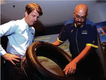  ??  ?? HOGE (kiri) dan Pengurus Latihan Jualan Kanan Goodyear Malaysia Idris Abu Bakar menunjukka­n aspek keselamata­n
tayar.