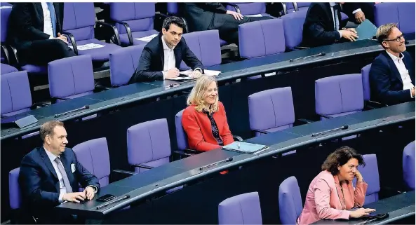  ?? FOTOS: TOBIAS KOCH ?? Alles auf Abstand. Links und rechts von jedem Abgeordnet­en im Bundestag müssen zwei Plätze frei bleiben.