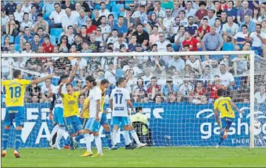  ??  ?? 1-1. Las Palmas logró empatar el partido gracias a un gol de Rafa Mir, que estaba en fuera de juego.