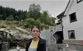  ??  ?? FRUSTRERT: Randi-Marie Mason Våge mener kommunen og entreprenø­ren burde reagert tidligere etter flere varsler om den høye vannstande­n i Munkebotn.