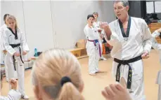  ?? FOTO: PRIVAT ?? Hans Leberle (rechts) liebt Taekwondo - und vermittelt dies gerne an seine zahlreiche­n Schüler.