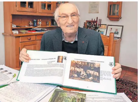  ?? FOTO: RUTH KLAPPROTH ?? Franz-Josef Breuer mit seinem neuesten Werk: Der Wassenberg­er Ehrenbürge­r hat zum 110-jährigen Bestehen von Concordia Birgelen ein Buch herausgege­ben.