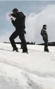  ?? Foto: Tomáš Kučera ?? Pracovníci národního parku měří výšku sněhu.