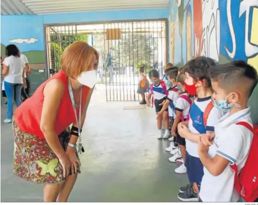  ?? JUAN AYALA ?? Una maestra recibe a los alumnos en el primer día de clase.