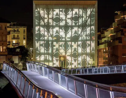  ??  ?? Cattedrale dell’arte Il Museion di Bolzano durante una performanc­e notturna di multivisio­ni artistiche