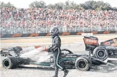  ?? /EFE. ?? Pese al aparatoso accidente, Lewis Hamilton salió por su propio pie y solo presentó algunas molestias en el cuello.