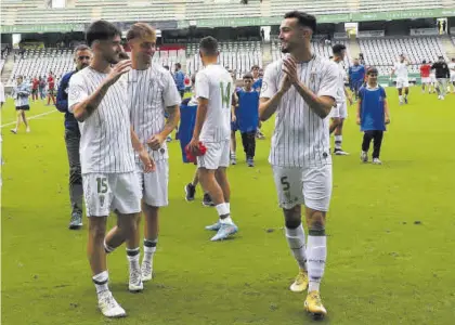  ?? FRANCISCO GONZÁLEZ / GETAFE CF ?? Jugadores del Córdoba CF festejan su clasificac­ión tras eliminar en El Arcángel al Salerm Puente Genil.