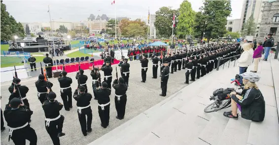  ?? DARREN STONE, TIMES COLONIST ?? Canadian Forces members stage a dress rehearsal at the B.C. legislatur­e on Friday in preparatio­n for the royal tour, which starts today.