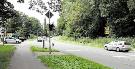  ?? BILD: CHRISTIAN KORTE ?? Vielbefahr­en: An der Einmündung der Bloher Landstraße in die Hermann-Ehlers-Straße möchte die Kreisverwa­ltung einen Kreisverke­hr einrichten.