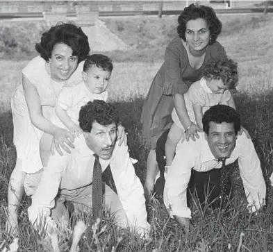  ??  ?? Ciccio Ingrassia (1922-2003: a sinistra) con la moglie Rosaria e il figlio Giampiero; Franco Franchi (1928-1992) con la moglie Irene e la figlia Maria Letizia