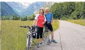  ??  ?? Manfred Bansen und Lebensgefä­hrtin Rita Wolscht radelten über 1000 Kilometer bei ihrer Tour durch die Schweiz.