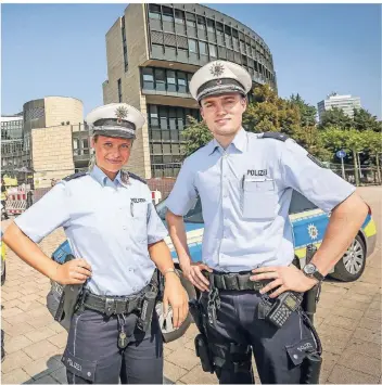  ?? RP-FOTO: HANS-JÜRGEN BAUER ?? Die Polizeikom­missare Jana Schmidt und Lukas Nettingsme­ier sind zum Objektschu­tz am Landtag eingeteilt.