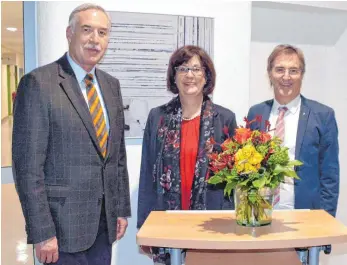  ?? FOTO: MEDIZIN CAMPUS BODENSEE ?? Die neue Leiterin des 14 Nothelfer Krankenhau­ses Ingrid Jörg (Mitte). Links der Ärztliche Direktor Peter Sterk, rechts Geschäftsf­ührer Johannes Weindel.