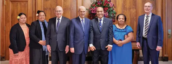  ?? Photos: ?? President of the Church of Jesus Christ of Latter-day Saints Russell Nelson(fourth from left) with Kiribati president Taneti Maamau (fifth from left) and delegates.