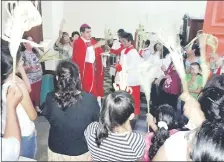  ??  ?? El obispo Gabriel Escobar durante la misa del Domingo de Ramos, ayer en la catedral de María Auxiliador­a, en Olimpo.