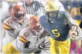  ?? MICHAEL LAUGHLIN/STAFF PHOTOGRAPH­ER ?? Deerfield Beach linebacker Rosendo Louis, center, is expected to sign with either FSU or South Carolina.