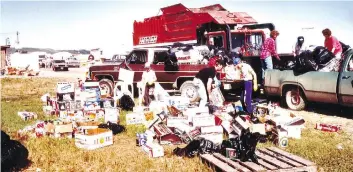  ??  ?? Volunteers clean up garbage in 1993. Volunteers were crucial to getting the event off the ground.