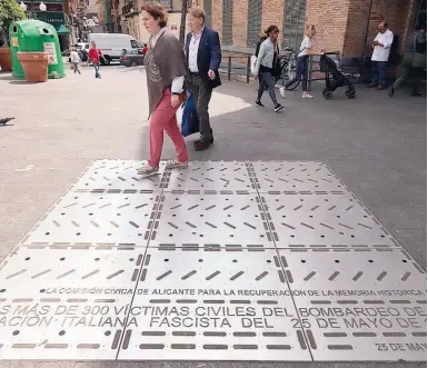  ??  ?? Jeden Mittag leuchtet an der Gedenktafe­l hinter dem Markt für jedes der gut 300 Opfer ein Licht auf.