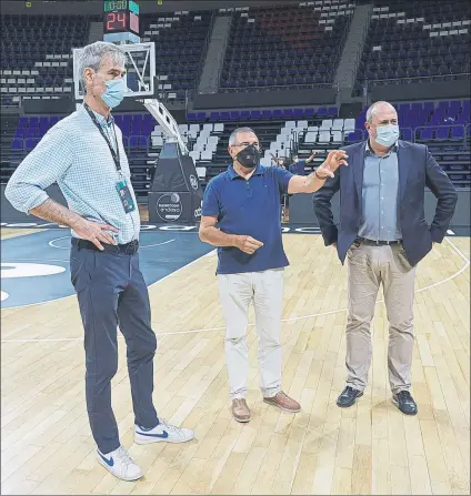  ?? FOTO: E. COBOS (ACB PHOTO) ?? Antonio Martín, con los dirigentes canarios en el Santiago Martín. La pasada semana, ultimando detalles de la Supercopa