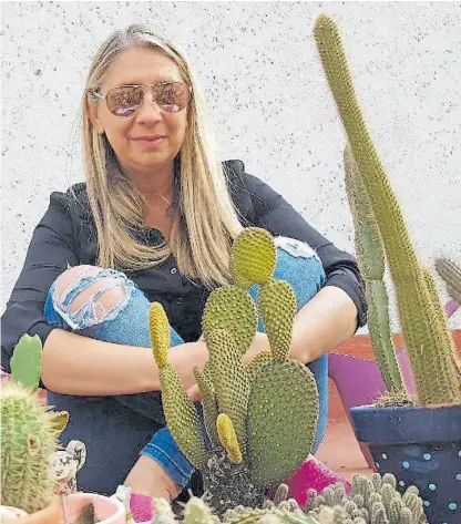  ??  ?? Constanza Wakuluk. En su balcón crecen más de 50 plantas diferentes.