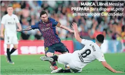  ??  ?? MARCA. Lionel Messi se PREPARA para disparar, pero es marcado por Carlos Soler.