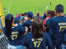  ??  ?? DÍA HISTÓRICO. José Berríos tuvo un contingent­e de familiares y amigos que fue anoche al estadio Hiram Bithorn, que se acomodó cerca del bulpén para no perderse ni un instante de cuando se preparó para el partido.