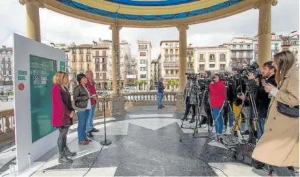  ?? Foto: Patxi Cascante ?? Laura Aznal (EH Bildu), junto a Adolfo Araiz y Arantxa Izurdiaga, en la plaza del Castillo.