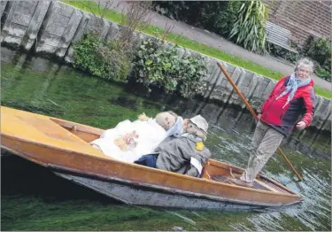  ?? FM4950984 ?? The ‘Happy Couple’ are taken for a punt down The Stour during the Scarecrow Trail event