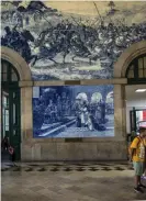  ??  ?? Interiören av blått kakel, så kallade azulejos, på järnvägsst­ationen São Bento i Porto.
