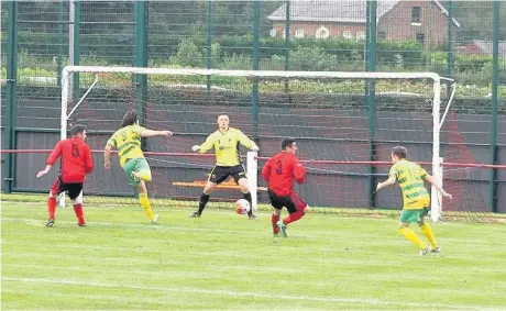  ?? Picture by Medaka ?? Freddie Potter (left) and Mark Houghton in action for Runcorn Linnets in their pre-season encounter with Middlewich Town last Saturday.