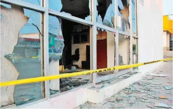  ?? EFE ?? Vista general de los destrozos ocasionado­s en un colegio electoral, en Chiapas.