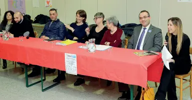  ??  ?? La tavolata Presenti sette candidati a Montecitor­io nella serata organizzat­a dal circolo l’Allegria (Nardelli-Rensi)