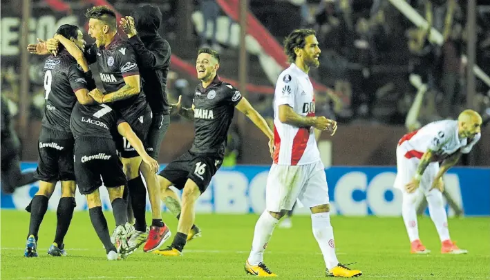  ?? JUANO TESONE ?? Misión cumplida. Sand, Acosta, Denis y Silva celebran la victoria de Lanús y el pase a la final de la Copa Libertador­es. Ponzio y Pinola son la imagen de la resignació­n.