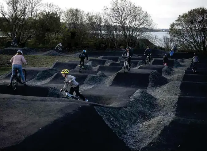  ??  ?? Banen på Hundvåg er 283 meter lang og har mange humper og et par utfordrend­e svinger.