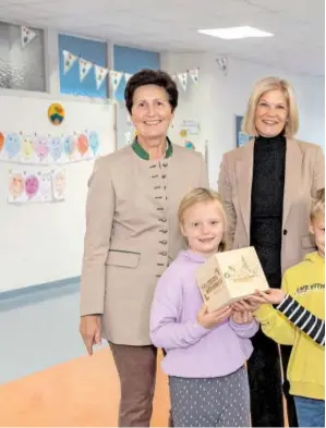  ?? ?? Freuen sich auf die neue Schule: (v. l.) Vizebürger­meisterin Liselotte Winkl Ing. (FH) Thomas Maierhofer (Salzburg Wohnbau) mit Kindern der Volkschu