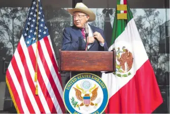  ?? ROBERTO HERNÁNDEZ ?? de EU en México, Ken Salazar, en conferenci­a de prensa