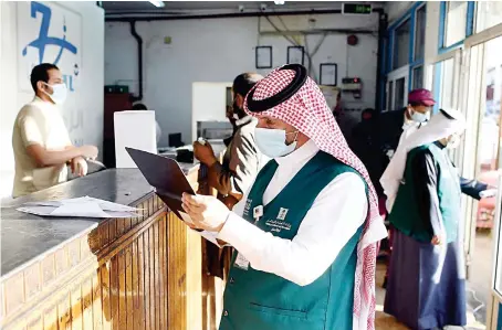  ?? SPA ?? Saudi officials carried out field inspection­s to curb violations to coronaviru­s rules. The inspection­s included markets and shops, as well as public places.